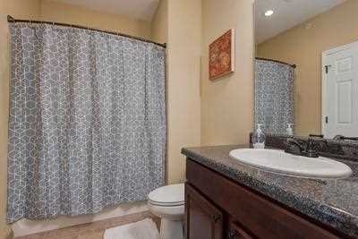 2nd bathroom, single sink, shower/tub